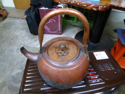 青銅で出来た年代物の薬缶です。