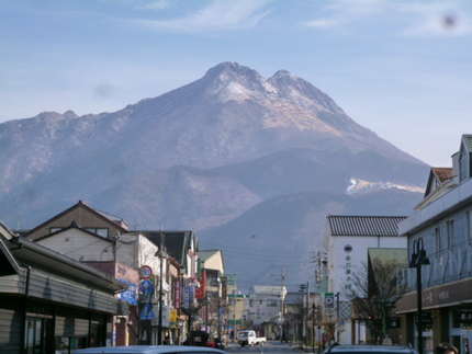 由布院駅を出たら正面に由布岳が...