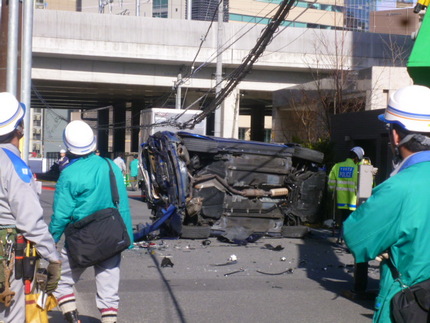 この横たわっている車が落ちた車...