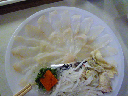 天然フグの刺し身です。（ヒレが...