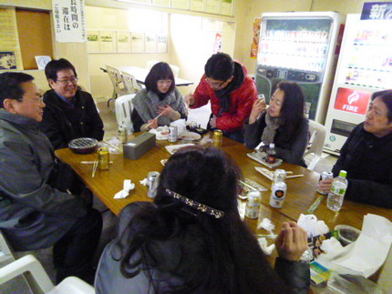 市場内でお昼の宴会