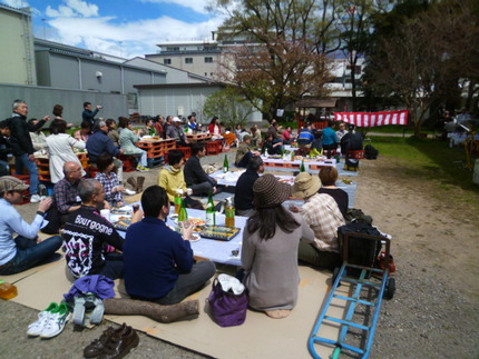 神戸角打ち学会花見会　大盛況！