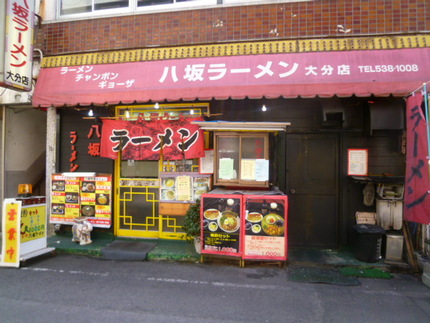 お昼は近くのサラリーマンで満席...