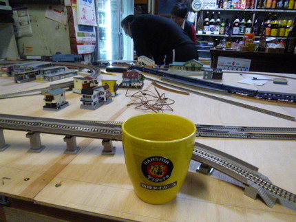 鉄道ジオラマで遊べる角打ち店！