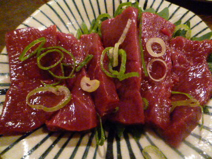 「鯨のハツ刺し・３８０円」　ラ...