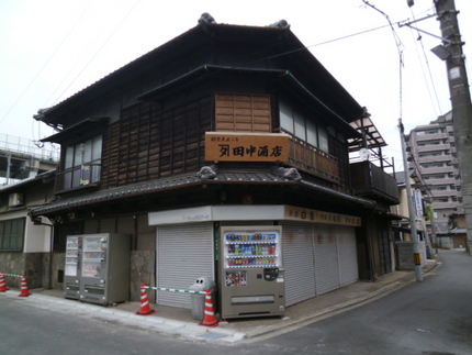 シャッターが下りた田中酒店。 ...