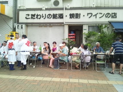 はらぐち酒店の前にテーブルと椅...