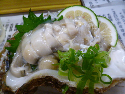 裏メニューの大きな岩牡蠣