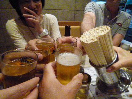 6名で〆の乾杯です。　誰か箸ケ...