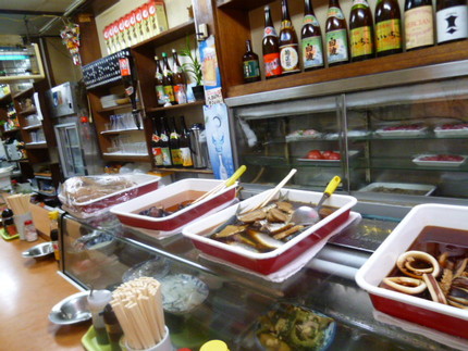数々の料理がカウンターに並びま...