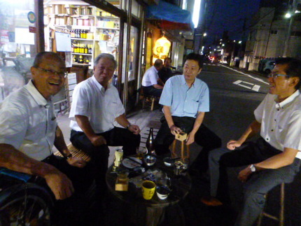 みなさん、思いおもいのお酒とツ...