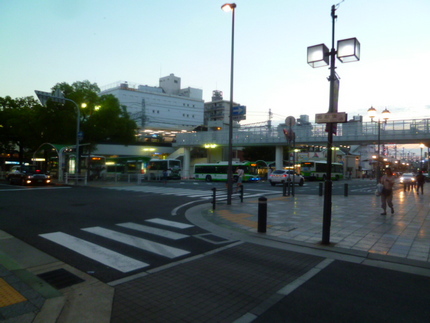 阪神御影駅　御影クラッセに渡る...