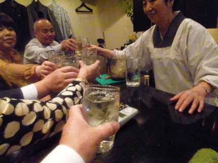 割烹着がよく似合うママです。