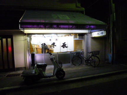 左に３輪バイク、右に自転車、こ...
