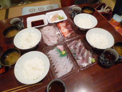 丼ご飯とお味噌汁を貰って、大學...