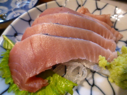 見事な　「よこわ」　の腹身です...