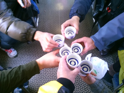 帰りの車内でも宴会！