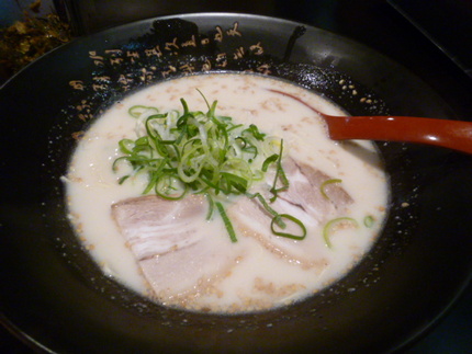 黒い丼に乳白色のｽｰﾌﾟが印象...