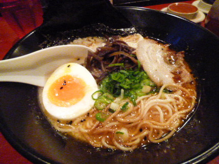 “黒ラーメン”　はマー油（焦し...