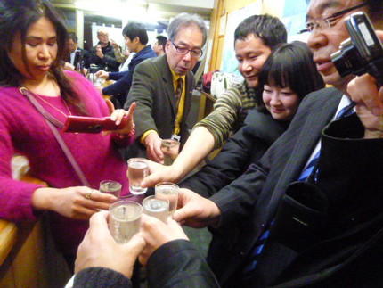 先ずはみなさんで神戸式乾杯です...