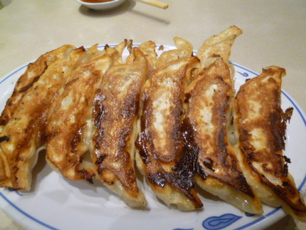 「焼きぎょうざ・300円」　2...