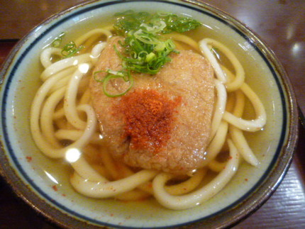 「きつねうどん」　一味をかけ過...