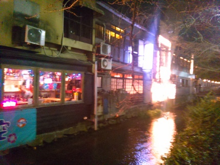 高瀬川の川べりに飲食店が並んで...