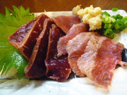 くじら赤身炙りとマグロほほ肉