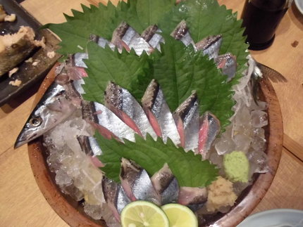 「秋刀魚の造り」　桶に入って出...