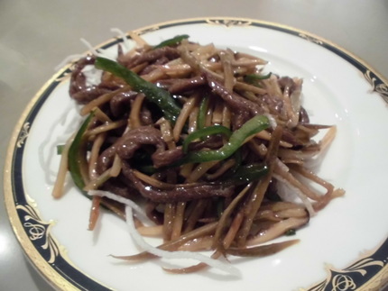 牛肉とゴボウの細切り炒め！