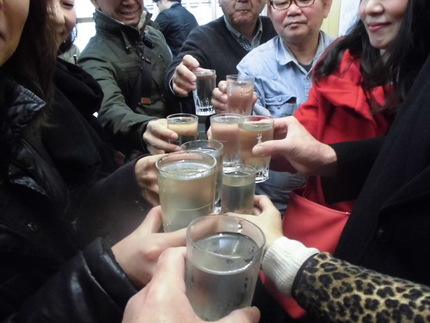 9名全員日本酒でカンパイ！