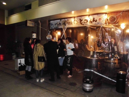 角打ち士達は店外で！