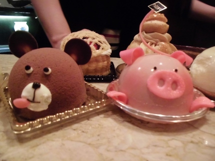 右は豚のケーキ　「ビギー（51...