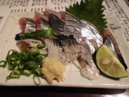 上がサンマ、下がイワシです。