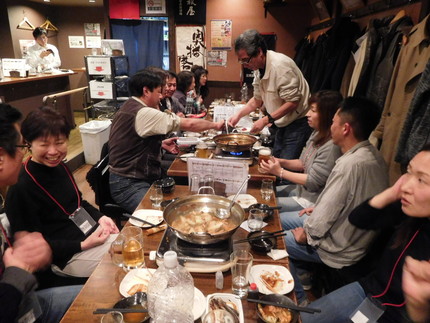 料理は皆さん持ち寄りでシェアし...