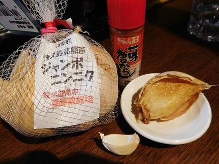 下にあるのが普通の大きさのニン...