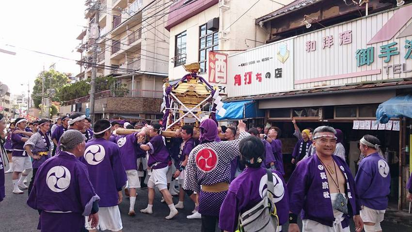 御手洗酒店の前でお神輿が練りま...