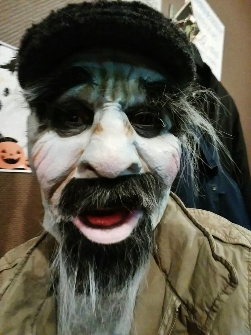 ハロウィーン仮装でお酒が半額！