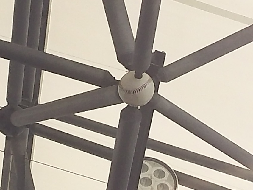 甲子園駅の「幸せの白球」？
