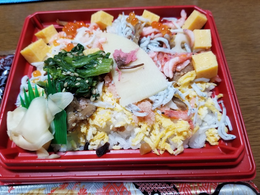 お昼はちらし寿司を‼️