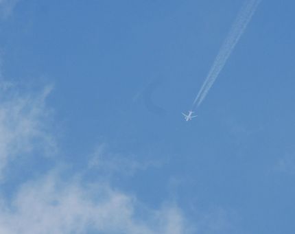 夏空と飛行機雲