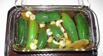 胡瓜のピクルスを作っています