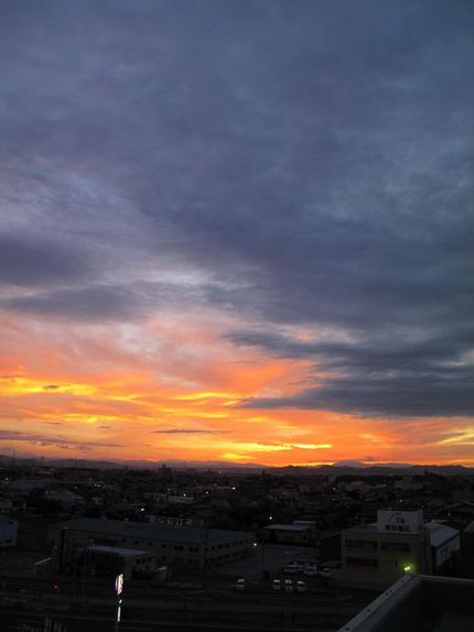 今朝は朝焼け、天気が崩れるのを...