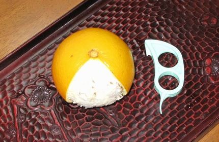 柑橘類の皮を剥く