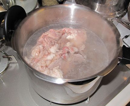 スジ肉を煮ています・・・・・
