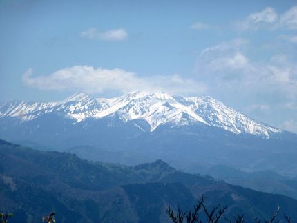 御嶽山の雪が溶けかけています