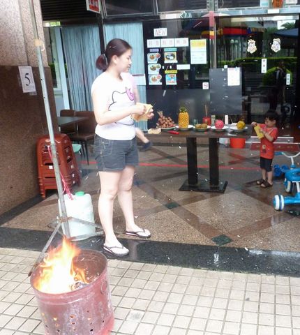 紙銭を燃やす（台北にて）