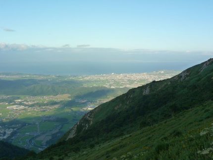 早朝の伊吹山からの景観