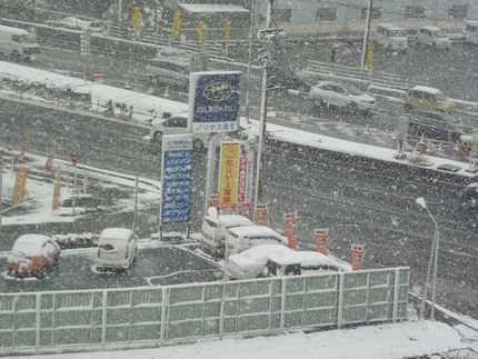 空は鉛色に変わりじゃんじゃん降...
