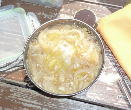 煮立ったところに卵を割りいれて